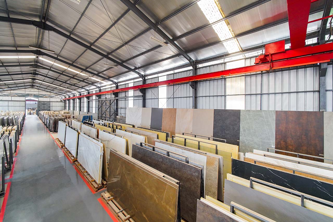 Koleksi slab di fasilitas Raspari Mega Stone