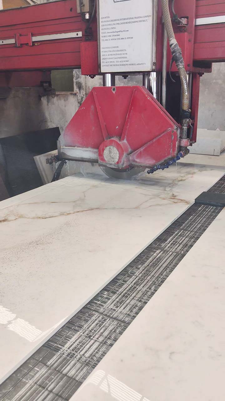 Proses pemotongan slab di fasilitas produksi Raspari