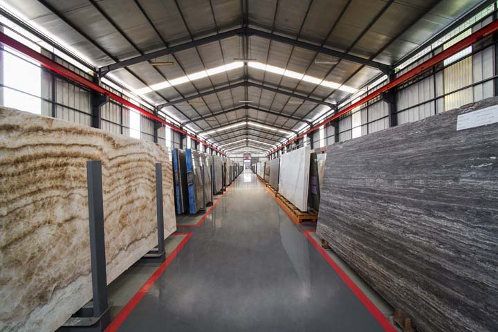 Lorong koleksi slab natural stone di fasilitas Raspari Mega Stone