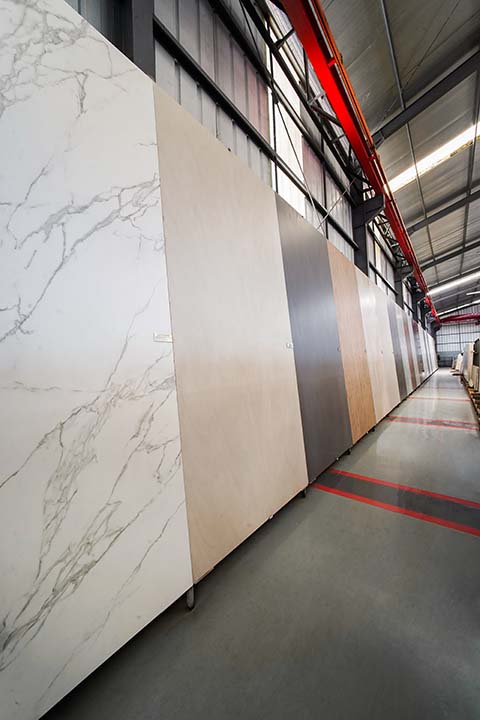 Deretan large-format surfaces dengan variasi warna dan tampilan di fasilitas Raspari