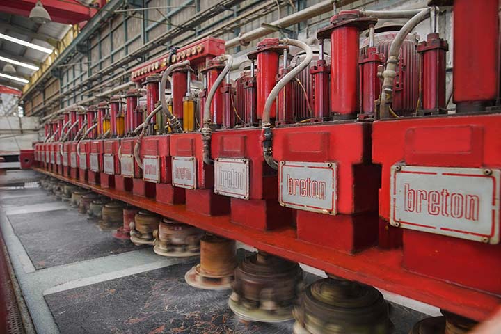 Mesin multi-head polishing memproses permukaan slab secara merata