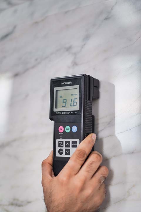 Pemeriksaan tingkat kilap permukaan slab menggunakan gloss meter digital