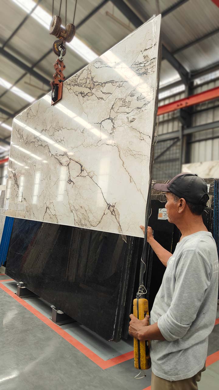 Proses pengangkatan dan penanganan slab batu