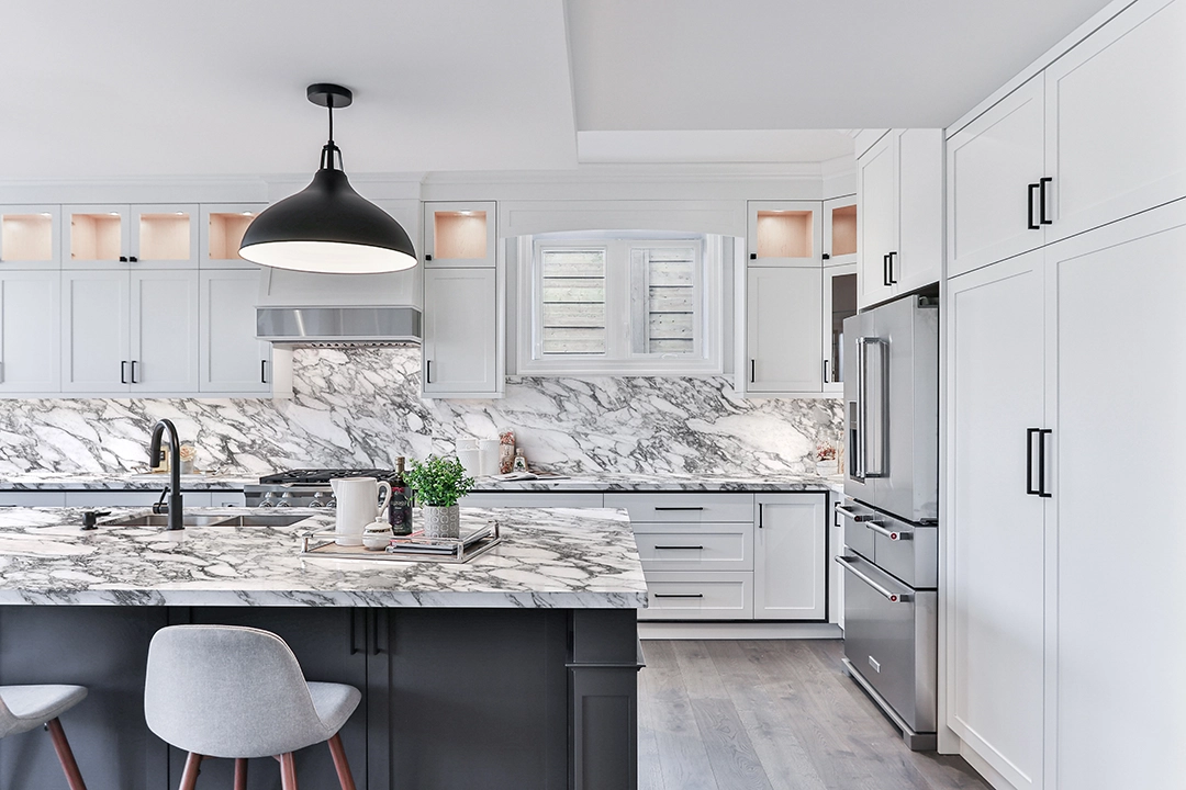 Aplikasi batu Arabesque pada desain kitchen