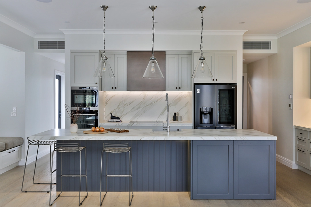 Aplikasi batu Calacatta Gold pada desain kitchen