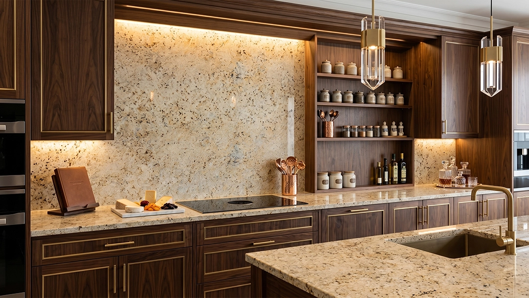 Aplikasi batu Colonial Gold pada desain kitchen