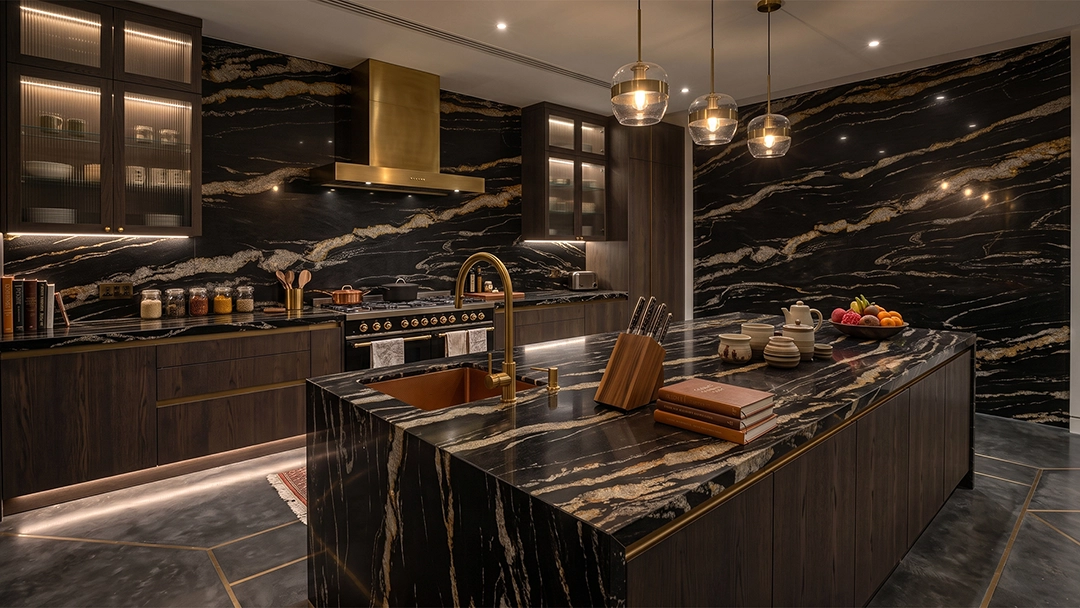 Aplikasi pertama batu Gucci Black pada desain kitchen