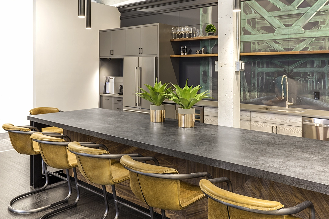 Aplikasi batu Iron Grey pada desain kitchen