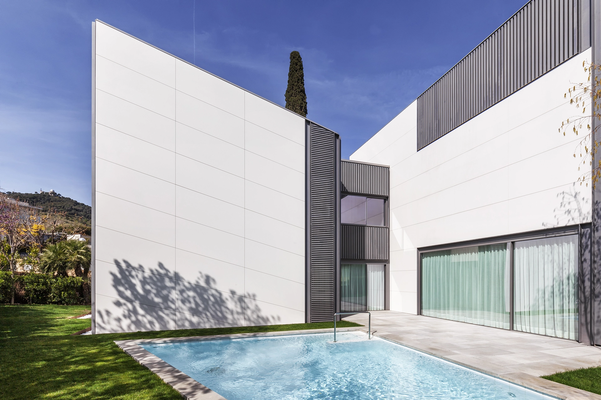Neolith Just White — aplikasi building facade
