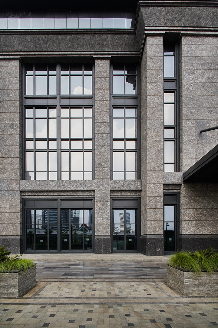 Interaksi material dan bayangan pada detail façade