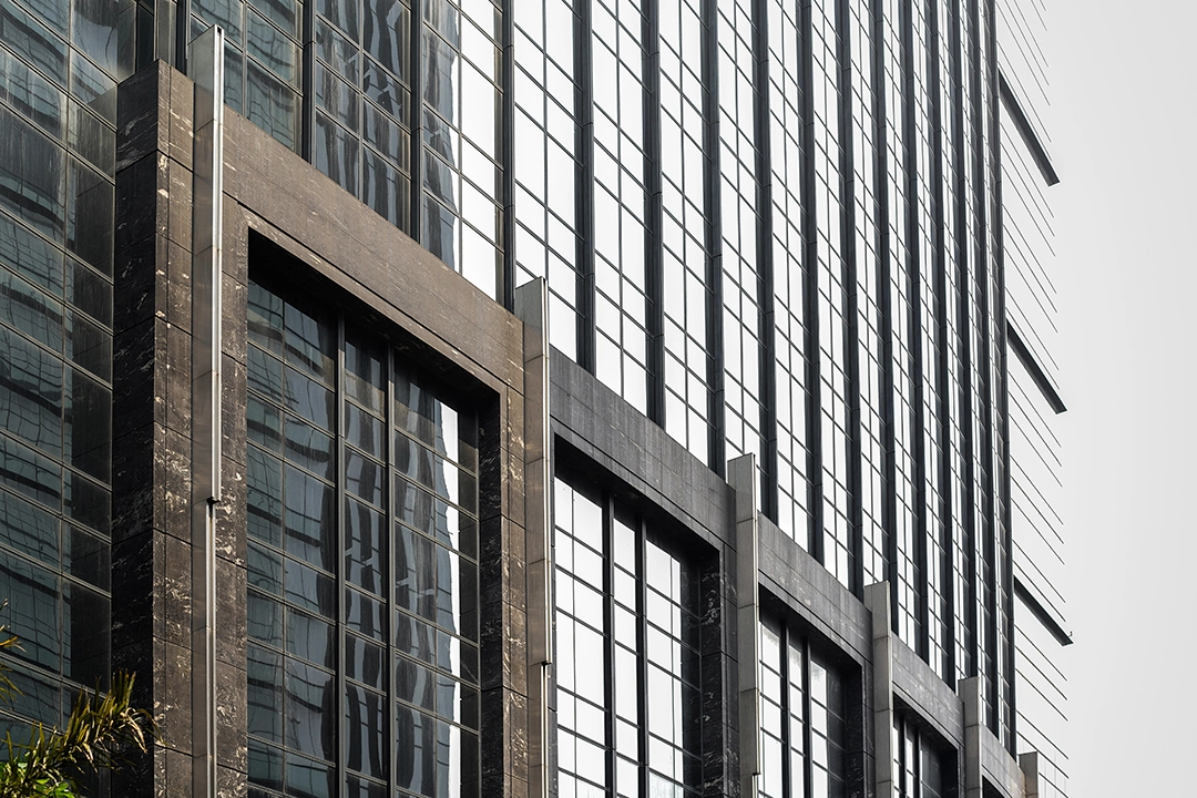 Building envelope elegan dengan karakter material yang kuat