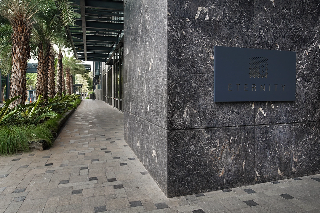 Detail stonework yang membentuk karakter façade