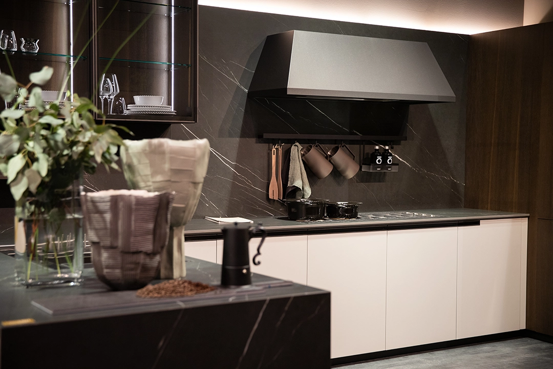 Aplikasi batu Pietra Grey pada desain kitchen