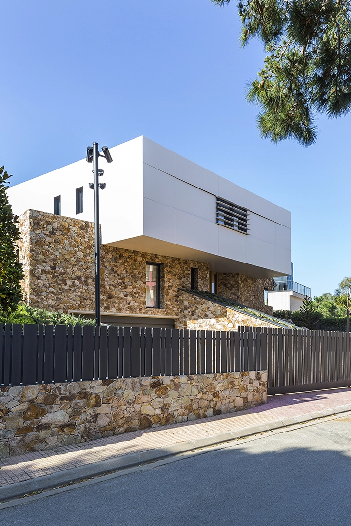 Aplikasi Granite Arctic White pada façade